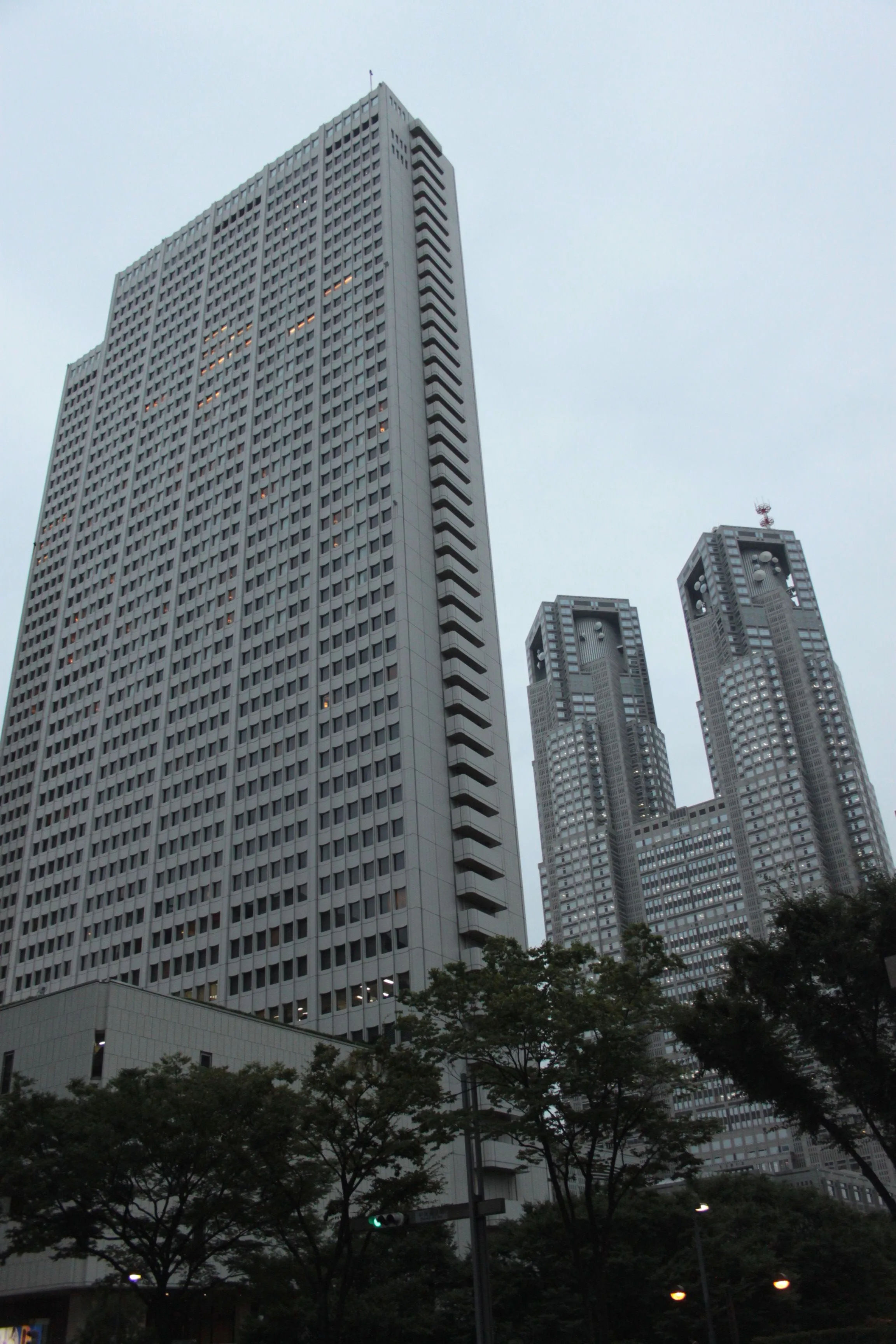 Wysoki budynek rządowy w Shinjuku, z charakterystyczną fasadą.