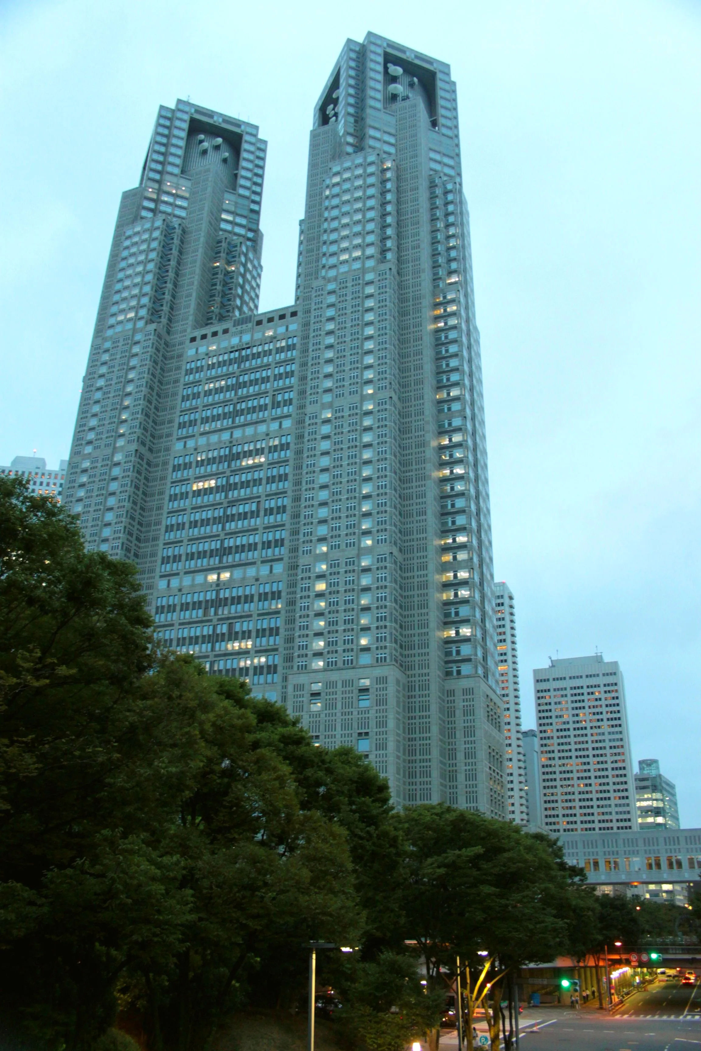 Nowoczesny budynek rządowy w dzielnicy Shinjuku, otoczony drzewami.