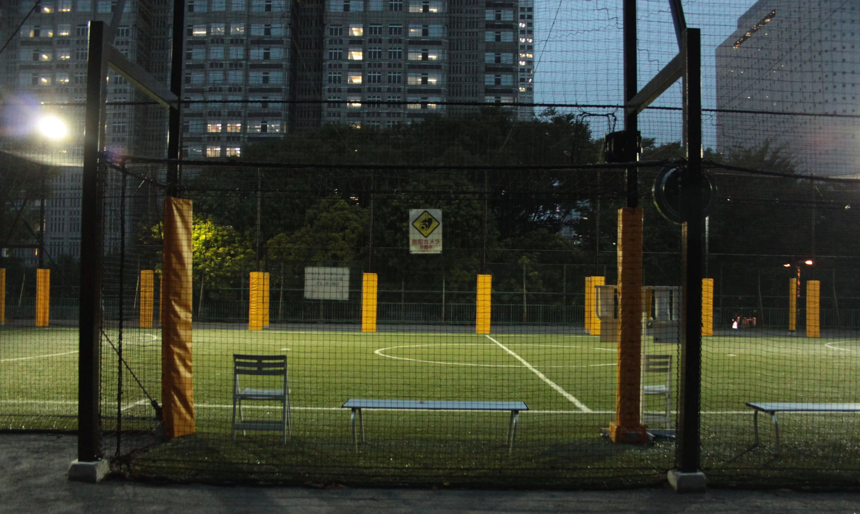 Boisko sportowe w dzielnicy rządowej Shinjuku otoczone wieżowcami.