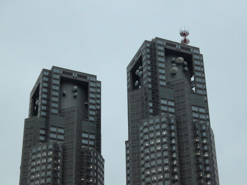Wieżowce dzielnicy rządowej w Shinjuku, z widocznymi dwoma wieżami budynku Metropolitalnego Rządu Tokijskiego.