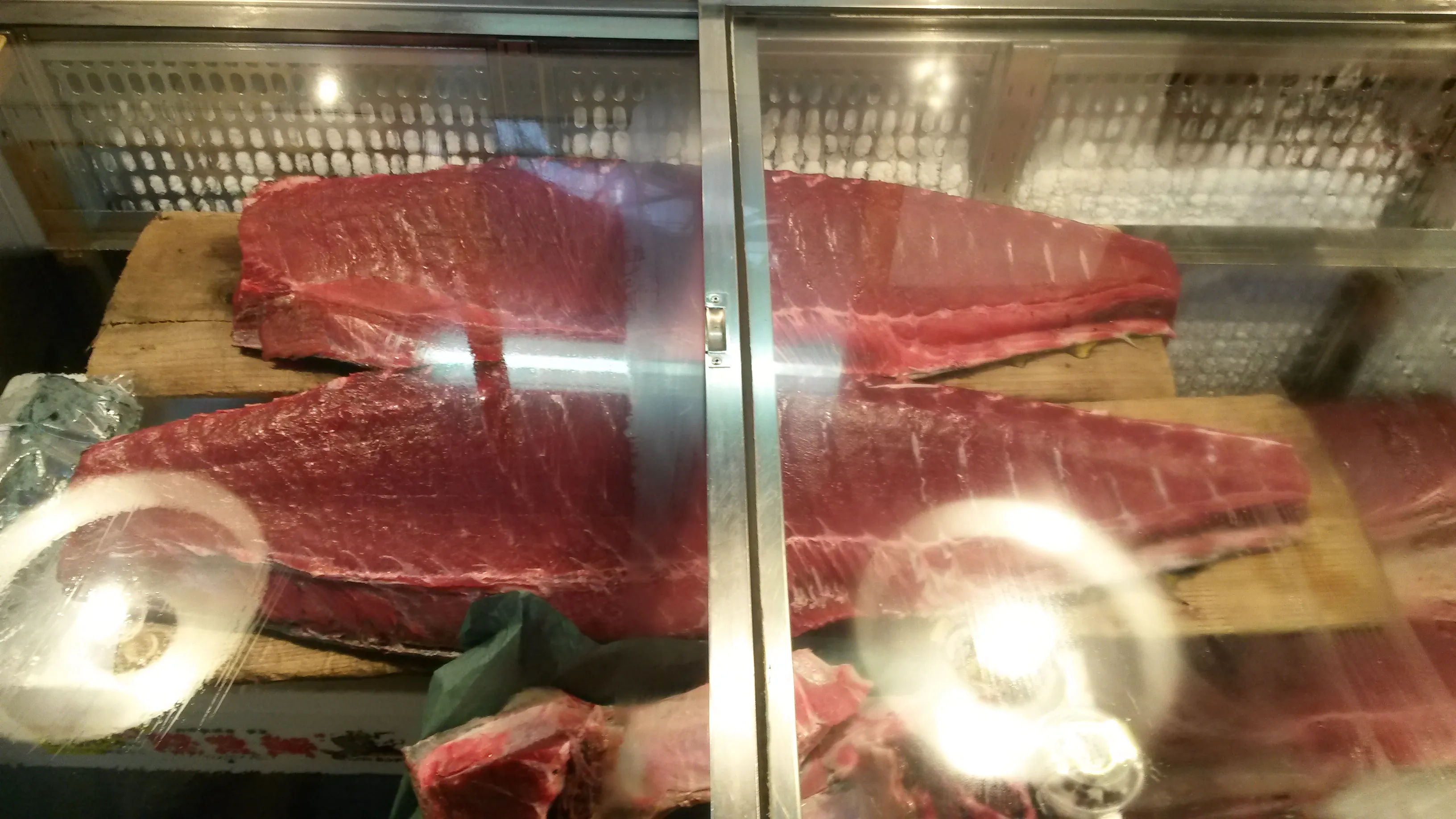 Witryna z tuńczykiem w Tsukiji Market, gotowym do sprzedaży.