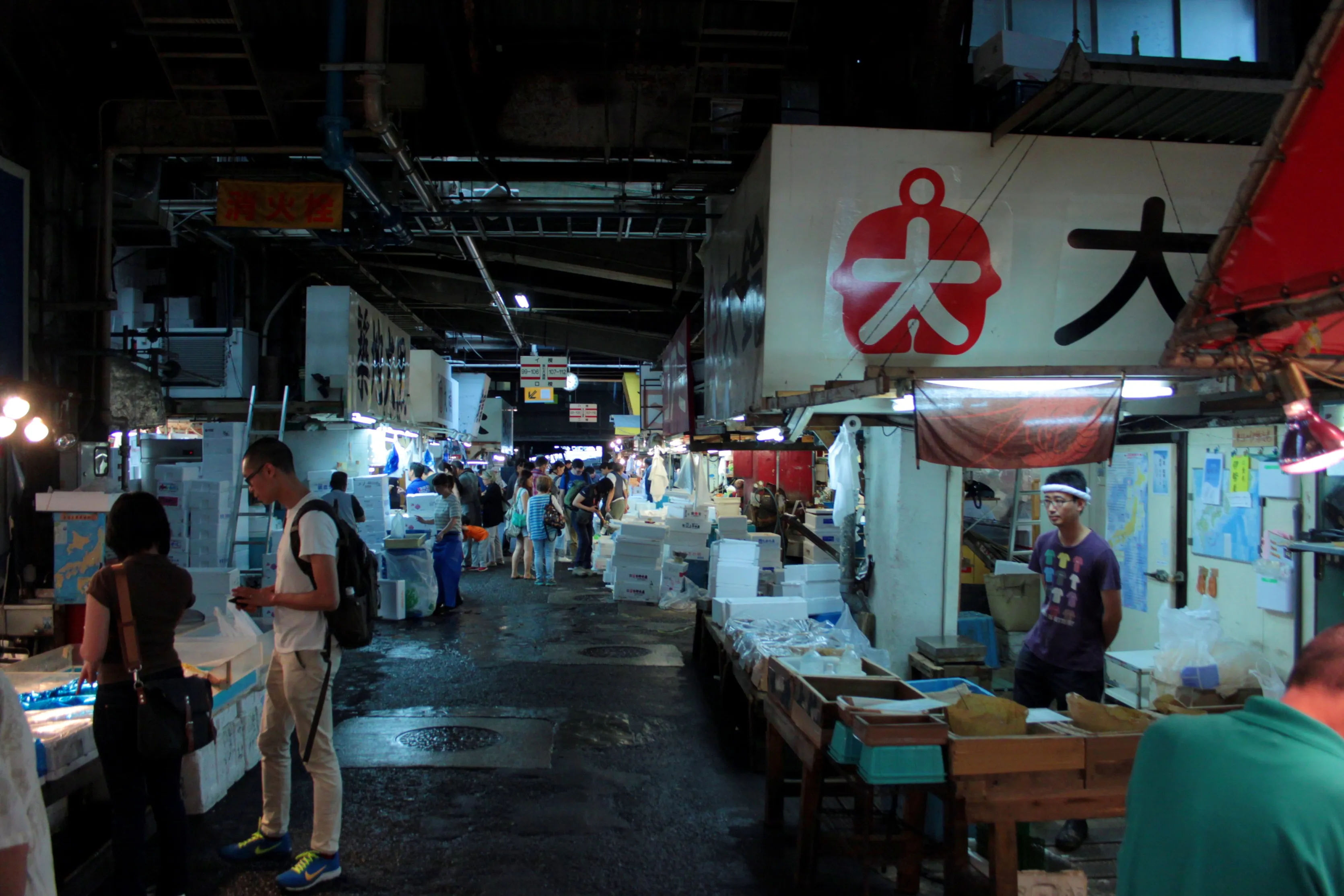 Główna hala Tsukiji Market, z licznymi stoiskami rybnymi i owocami morza.