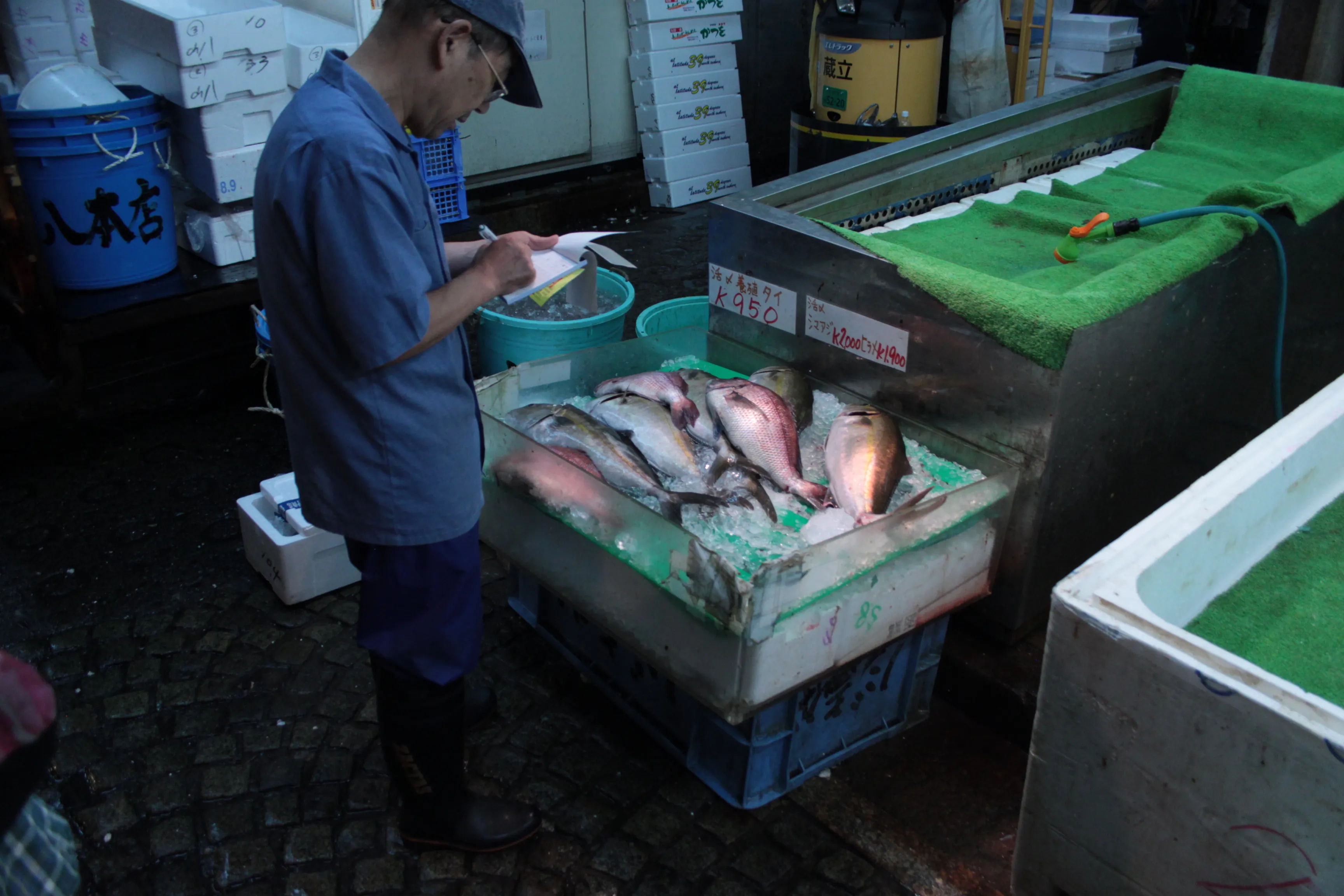 Sprzedawca sprawdzający jakość ryb na jednym ze stoisk w Tsukiji Market.