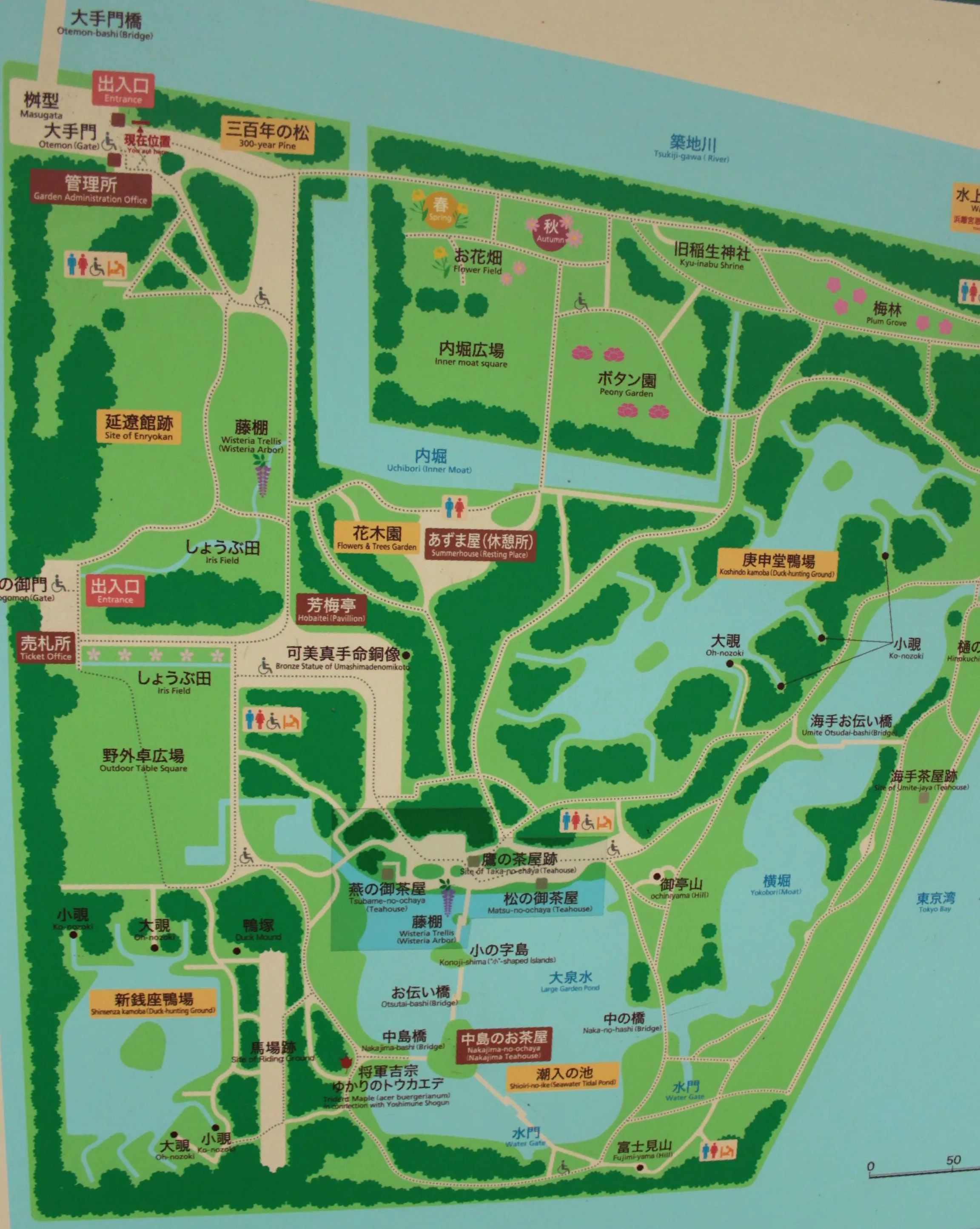 Mapa Ogrodów Hamarikyu w Tokio, pokazująca rozmieszczenie różnych obszarów, ścieżek i zbiorników wodnych.
