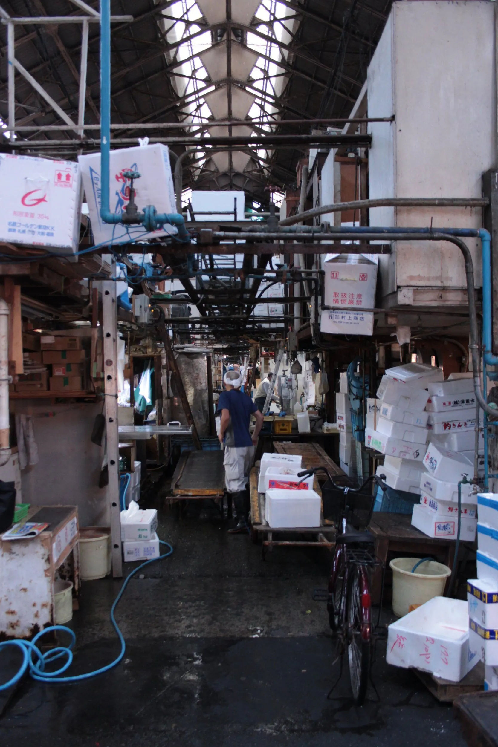 Magazyn z towarami i pracownikami przygotowującymi produkty do transportu w Tsukiji Market.