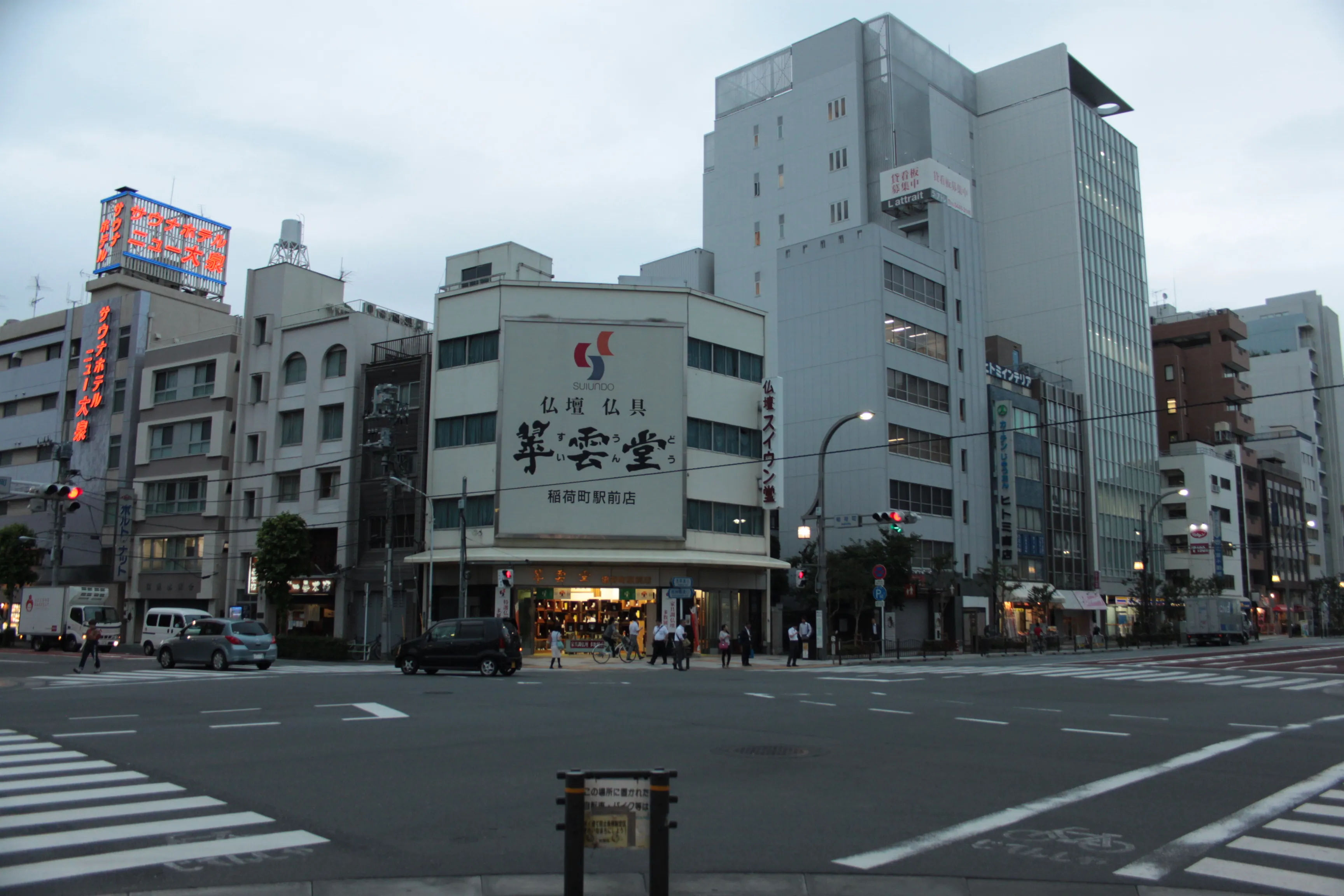 Skrzyżowanie w dzielnicy Asakusa z widocznymi nowoczesnymi budynkami.