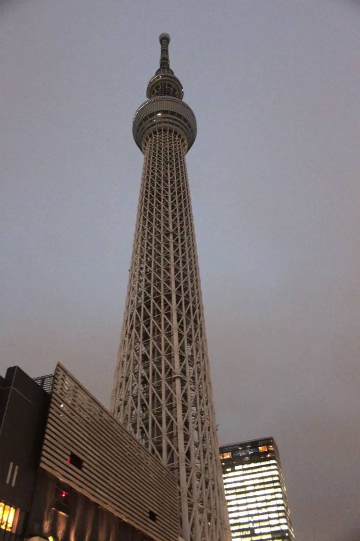 Tokyo Skytree w dzien, widok z dołu.