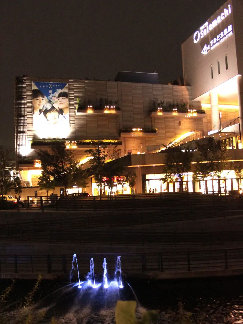 Nocny widok na Tokyo Solamachi z widocznym szyldem Sumida Aquarium, oświetlone wieczorem