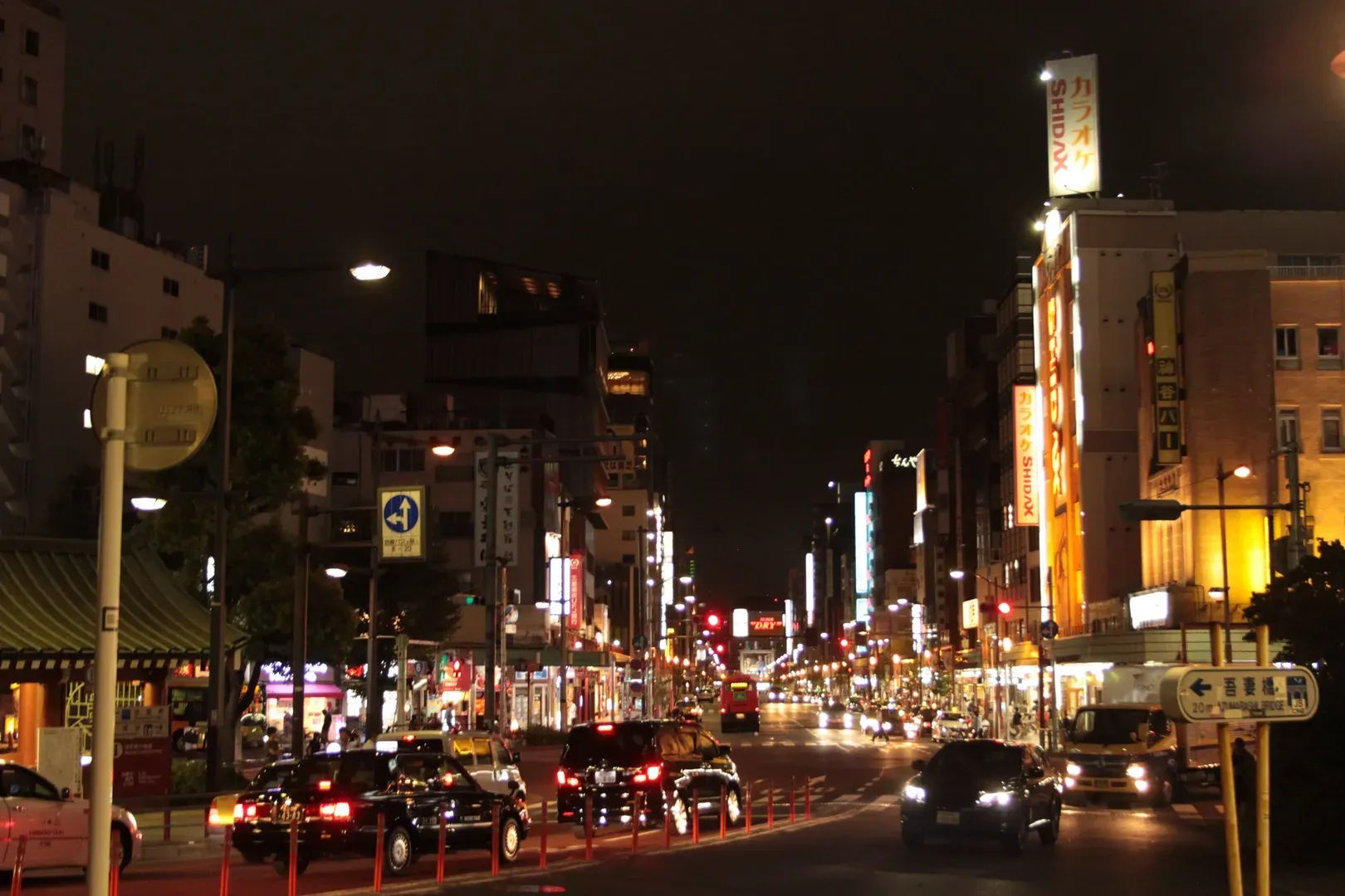 ulice dzielnicy Asakusa w nocy