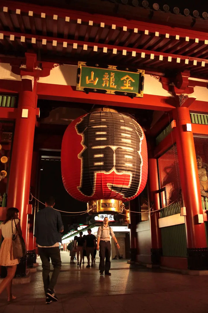 Bramy Kaminarimon w switayni Sensoi-ji w Tokio