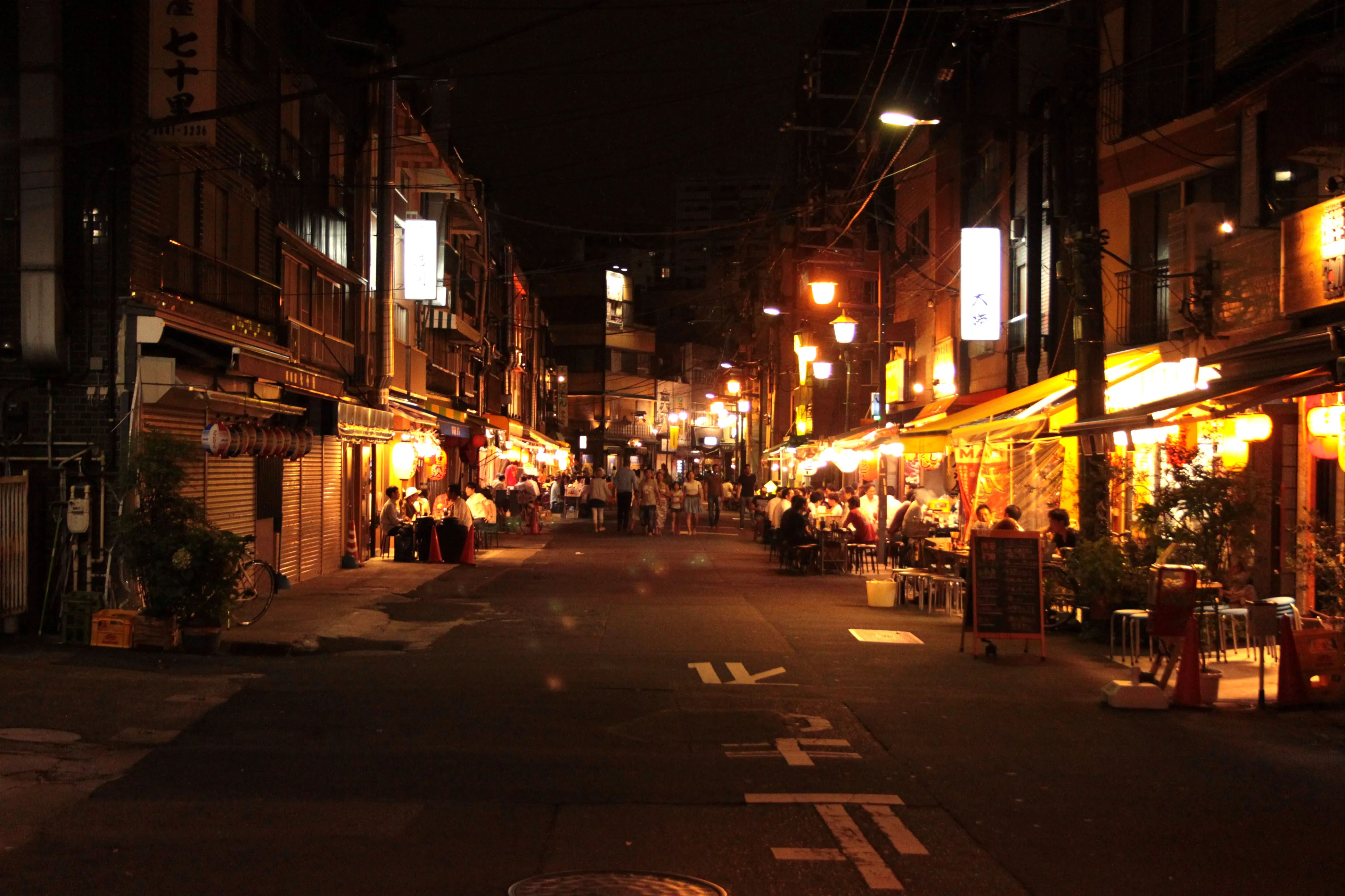 ulice dzielnicy Asakusa w nocy