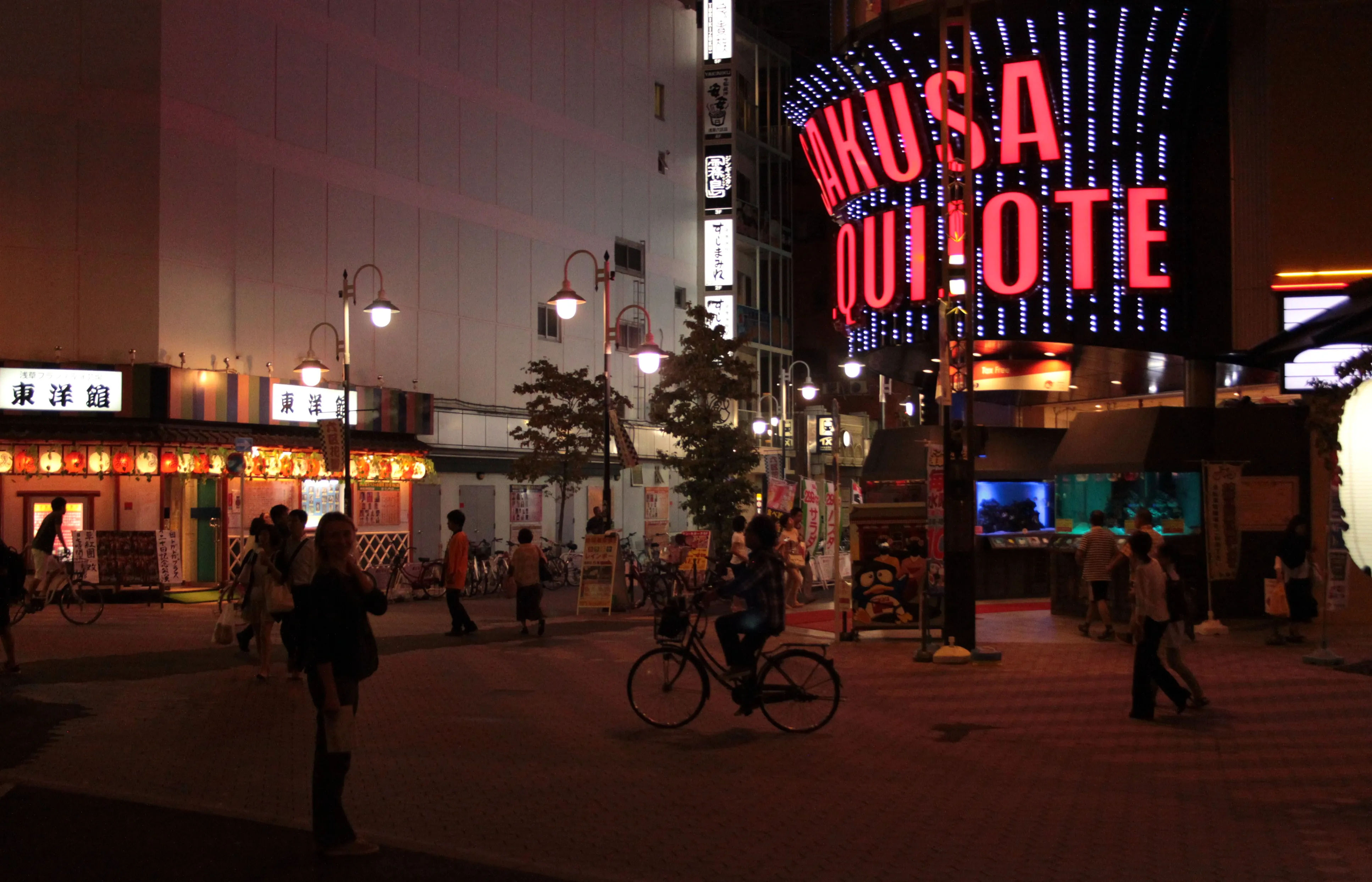 Nocny plac w dzielnicy Asakusa z widocznym neonem Don Quijote.