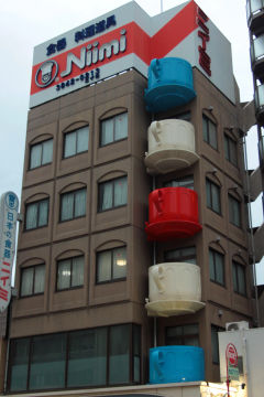Budynek Niimi w Asakusie z dużymi filiżankami na fasadzie, Tokio, Japonia