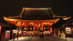 Główna hala świątyni Sensō-ji w Tokio oświetlona nocą
