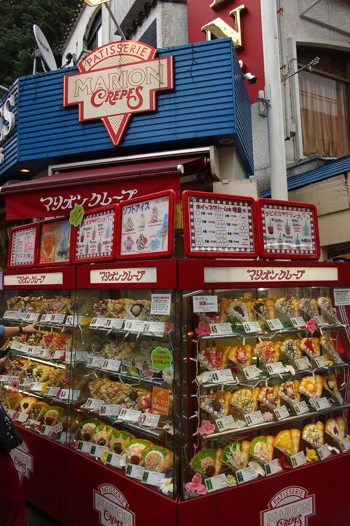 Stoisko z naleśnikami na ulicy Takeshita Street w Harajuku, z bogatą ofertą pokazanych na wystawie.