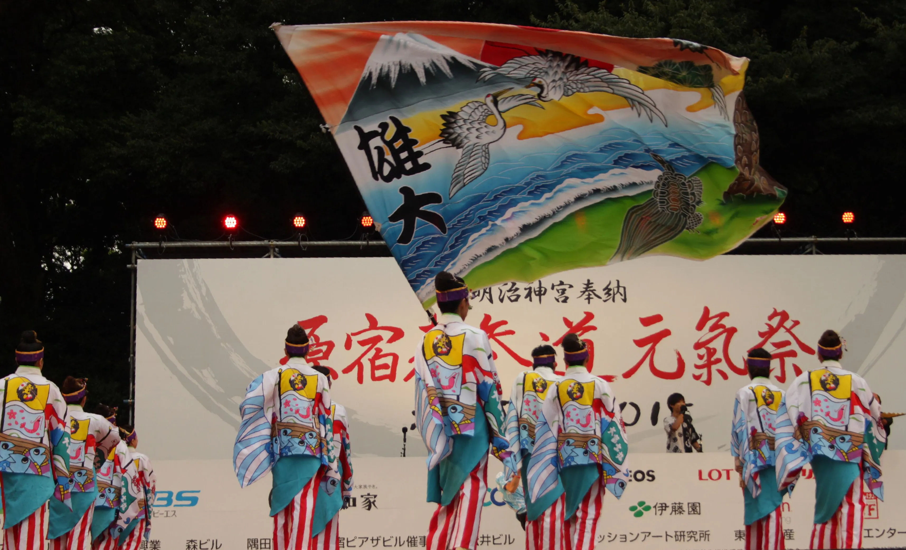 Tancerze na scenie podczas festiwalu Battle of Udon w parku Yoyogi