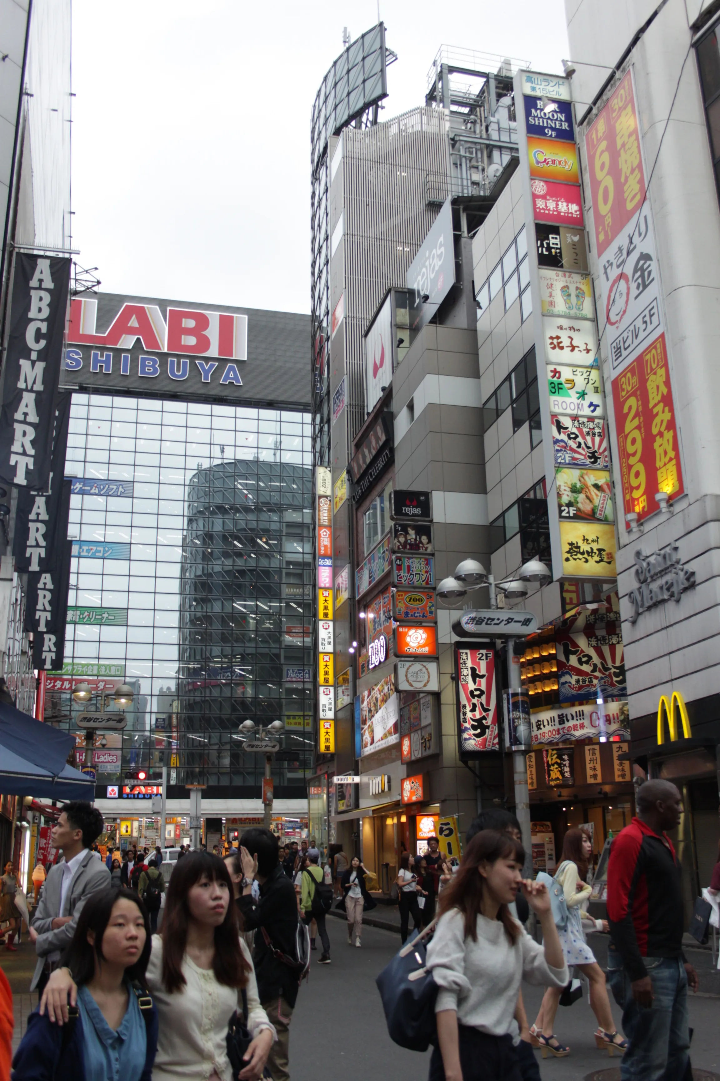 Centrum handlowe LABI Shibuya, z licznymi neonami i szklanymi fasadami.