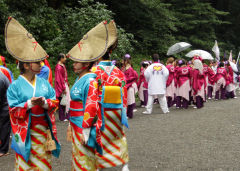 Kobiety w kolorowych kimonach i tradycyjnych kapeluszach podczas festiwalu w Japonii