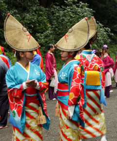 Kobiety w kolorowych kimonach i tradycyjnych kapeluszach podczas festiwalu w Japonii