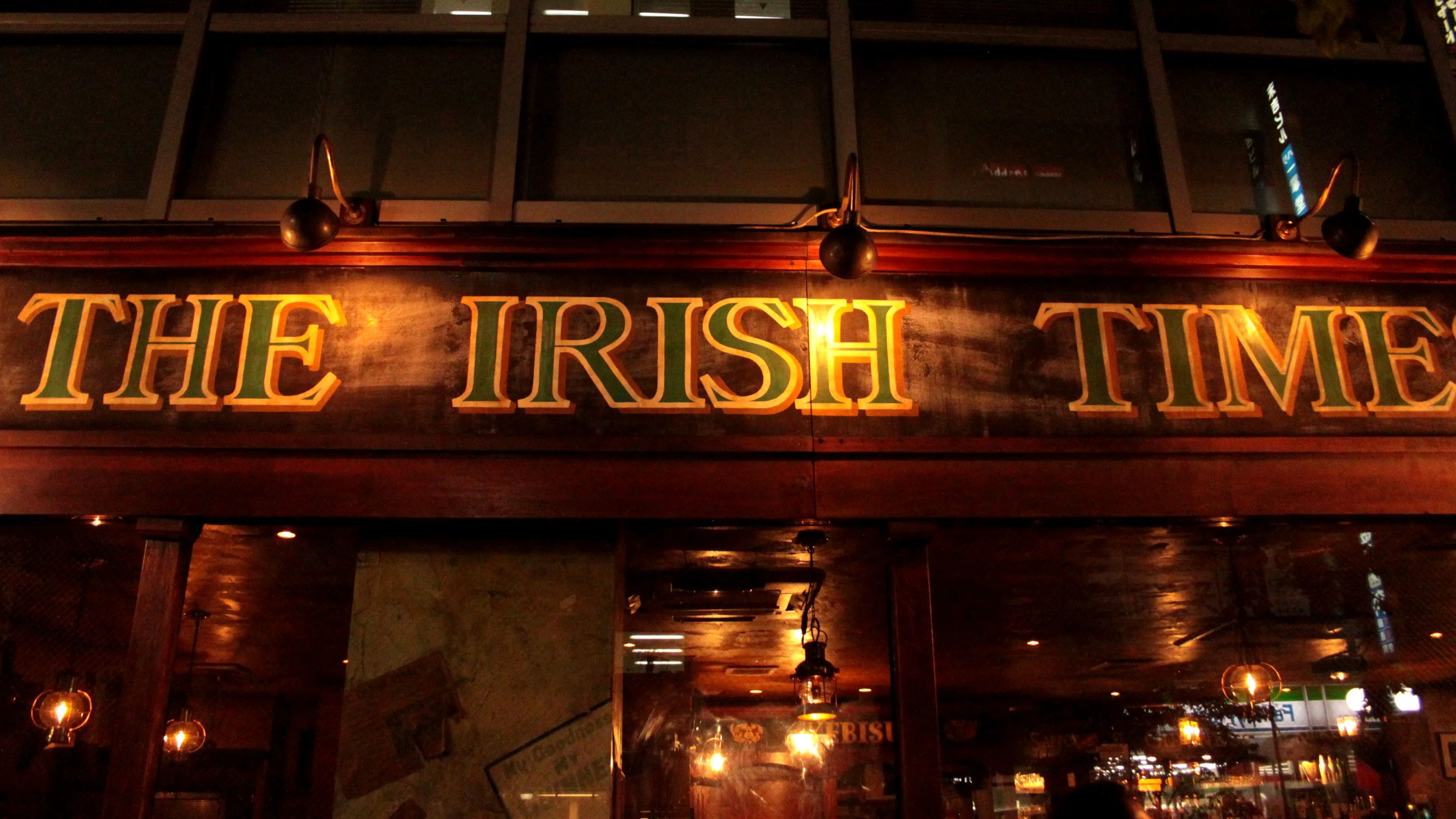 Pub The Irish Times w dzielnicy Shimbashi, oświetlony nocą.