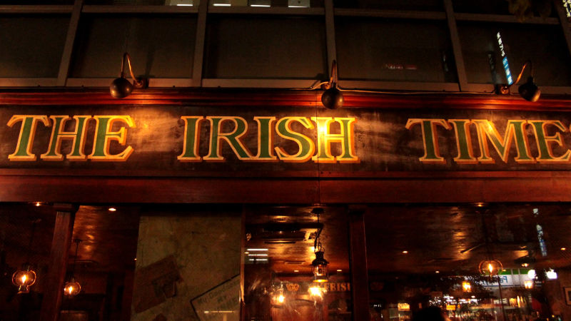 Pub The Irish Times w dzielnicy Shimbashi, oświetlony nocą.