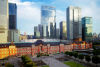 Ceglany budynek dworca Tokyo Station na tle wieżowców dzielnicy Marunouchi