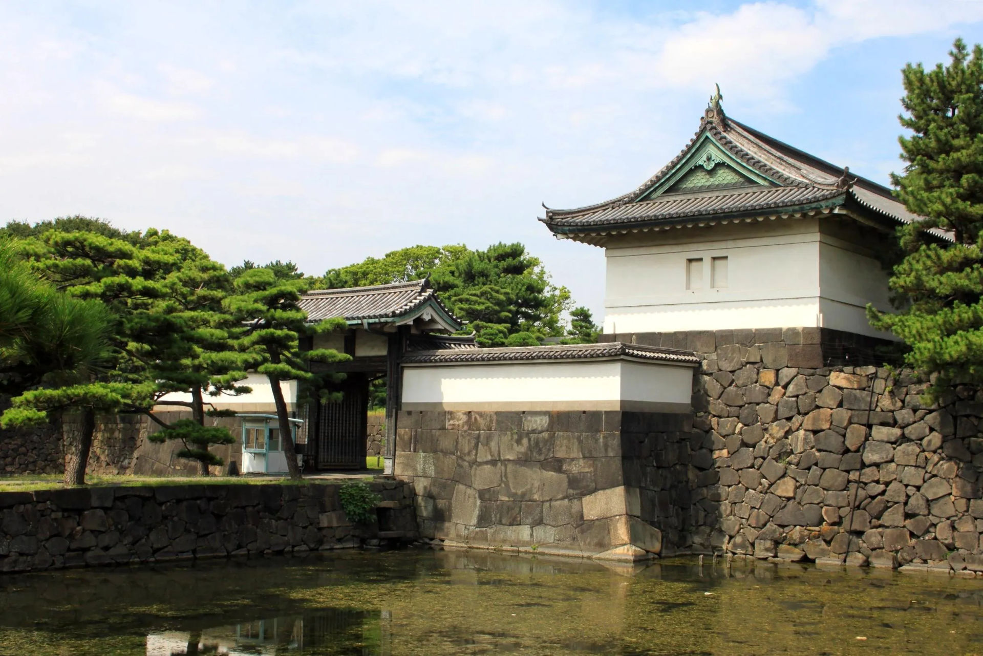 Brama Kikyomon w obszarze Pałacu Cesarskiego, Tokio, Japonia