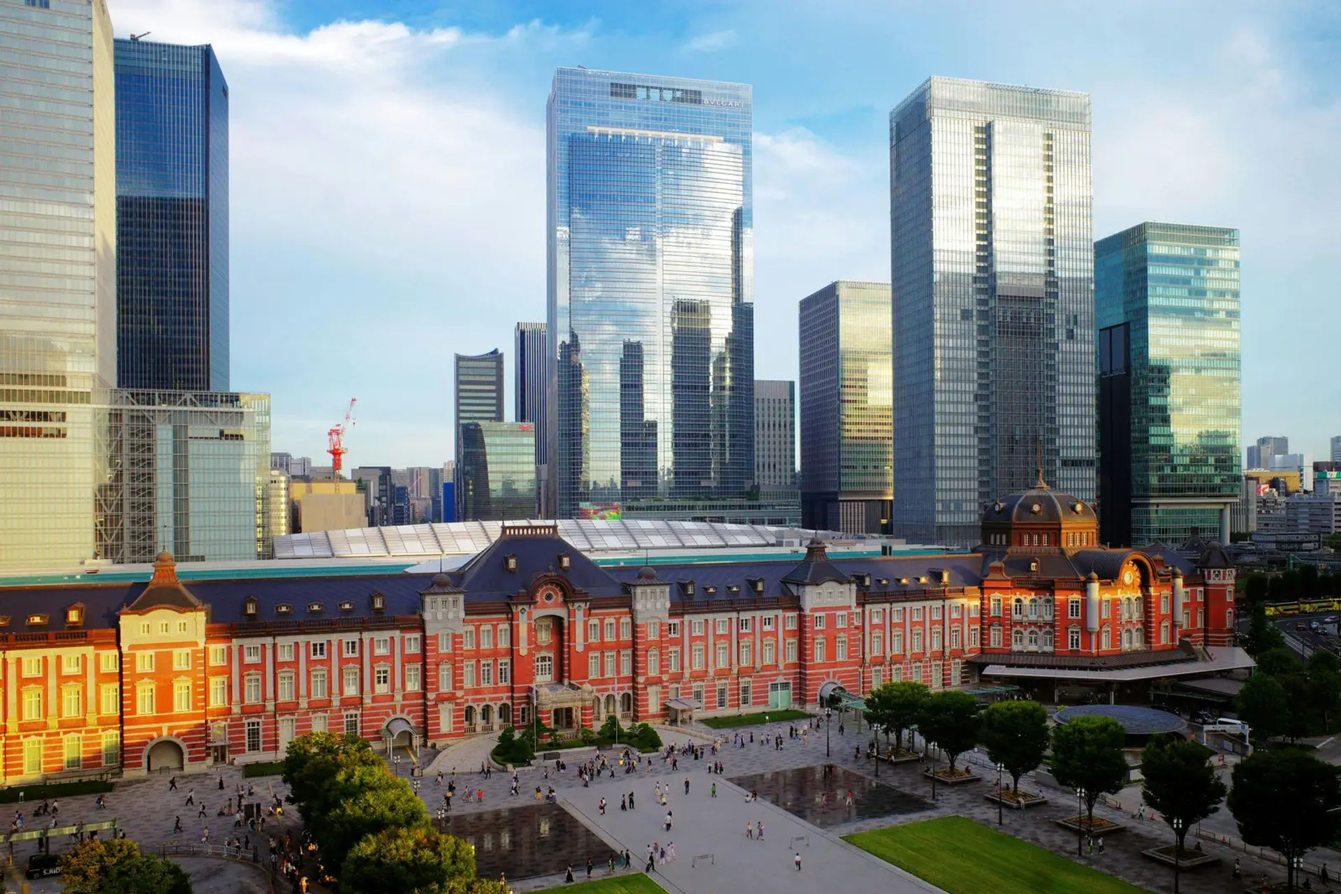 Tokyo Station w Tokio na tle wieżowców dzielnicy Marunouchi