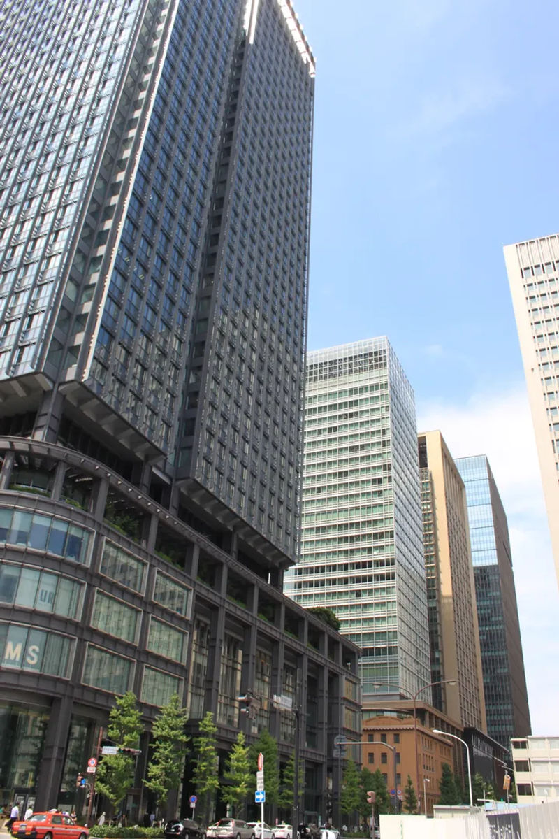 Nowoczesne biurowce i wieżowce w dzielnicy Marunouchi, blisko Tokyo Station City, Tokio, Japonia