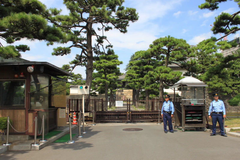 Strażnicy stojący przed wjazdem na teren Pałacu Cesarskiego, Tokio, Japonia
