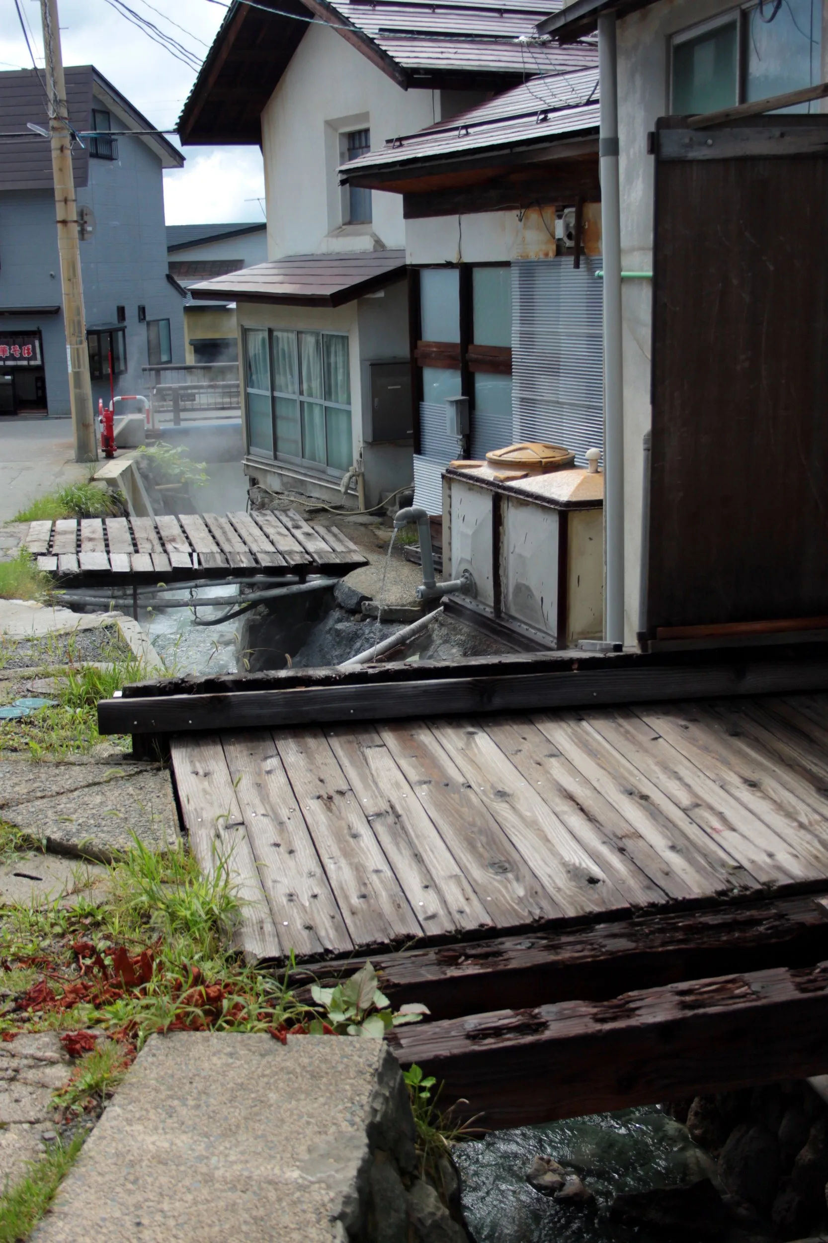 Gorące źródła termalne i drewniane pomosty w Zao Onsen, Japonia, ukazujące tradycyjną architekturę