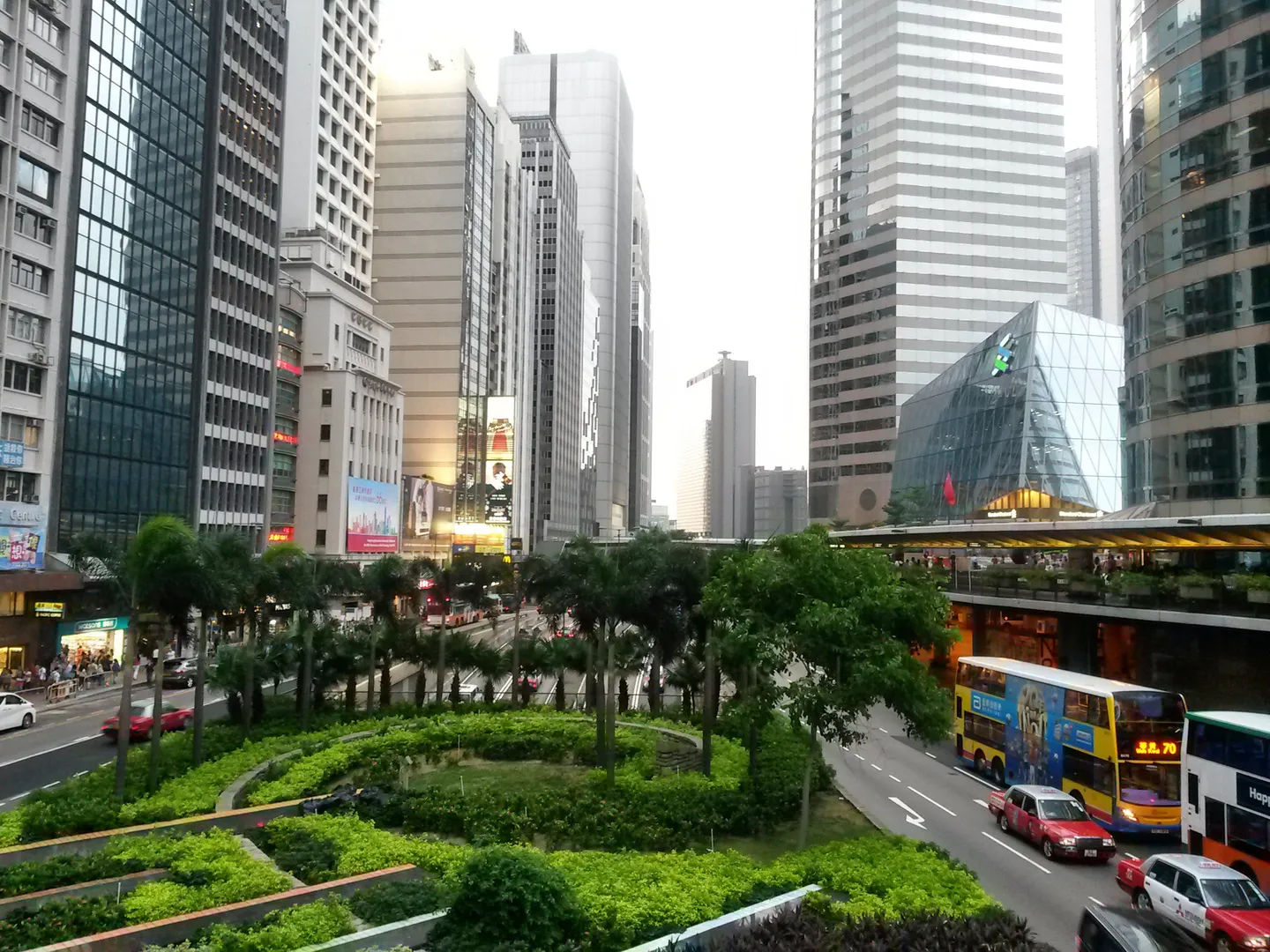 Nowoczesne centrum Hongkongu z budynkami otoczonymi drzewami