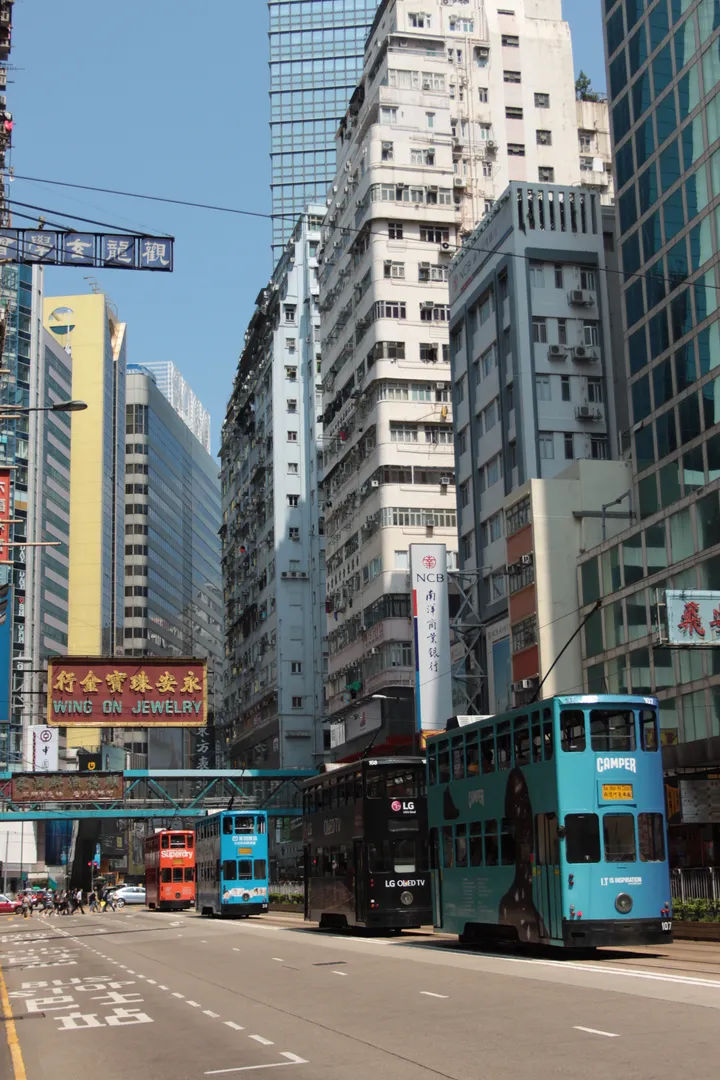 Wieżowce i bloki mieszkalne w dzielnicy Hongkongu