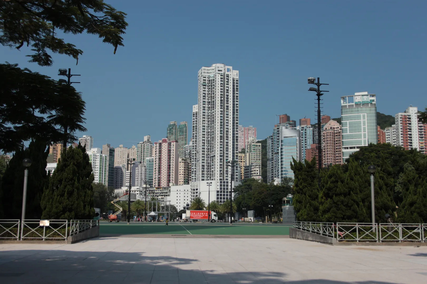 Widok na nowoczesne budynki otaczające park w Hongkongu