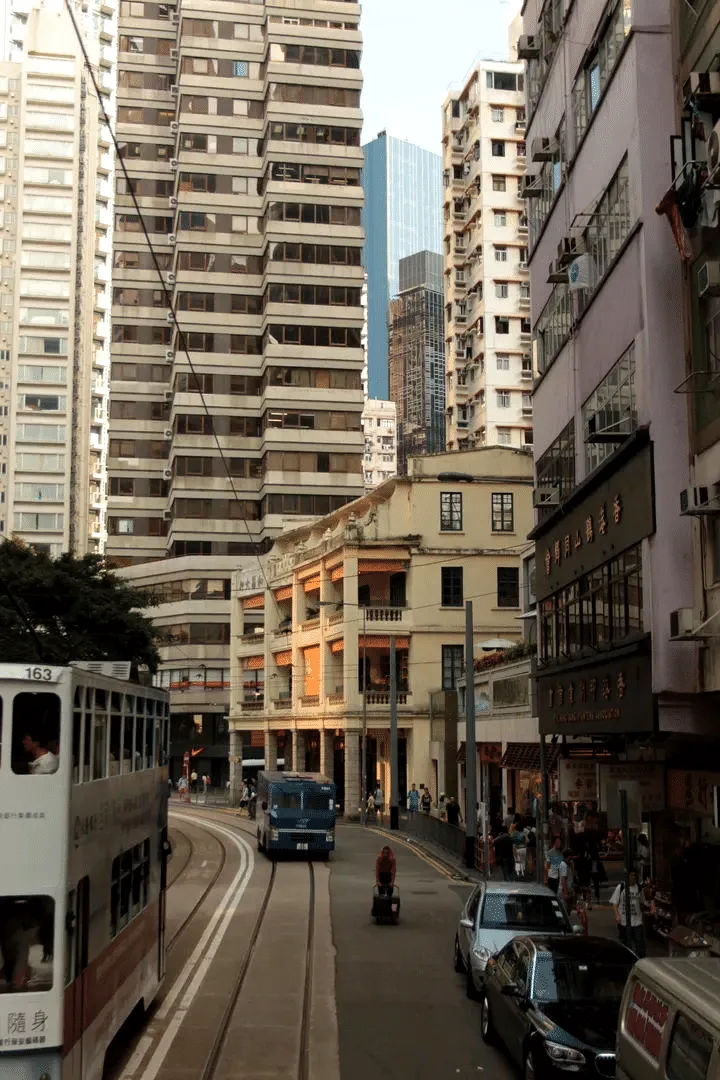 Starsze budynki mieszkalne obok nowoczesnych wieżowców w Hongkongu