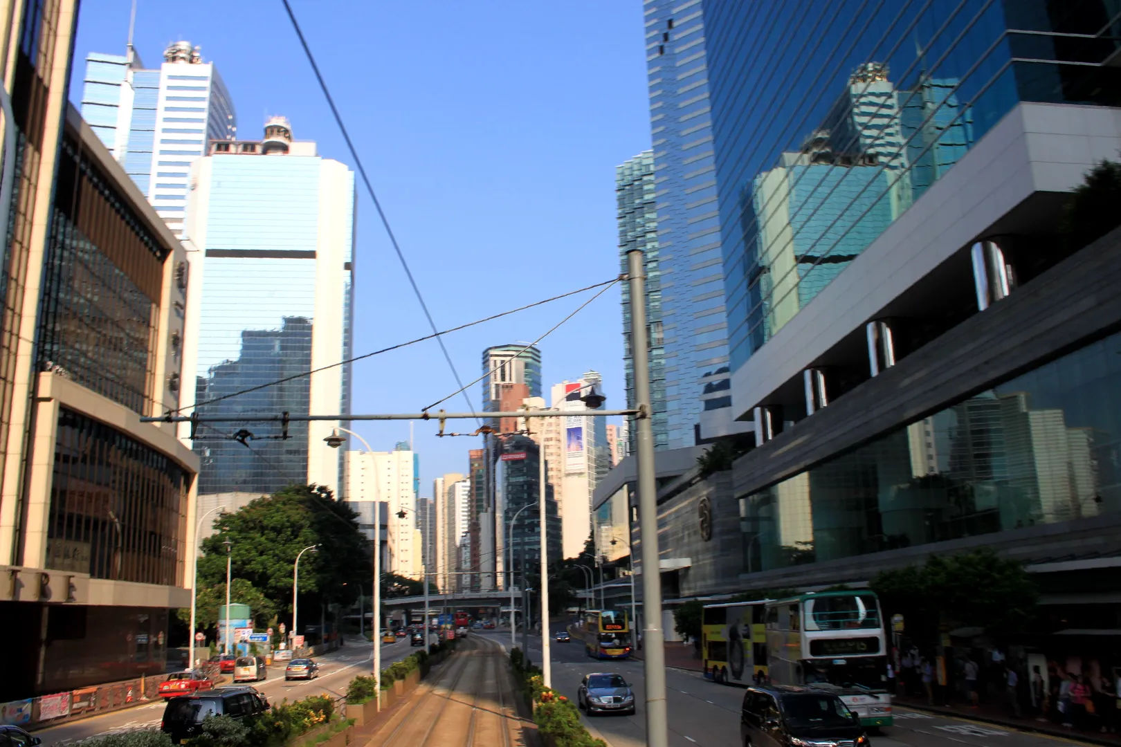 Ulica otoczona wysokimi budynkami w centrum Hongkongu