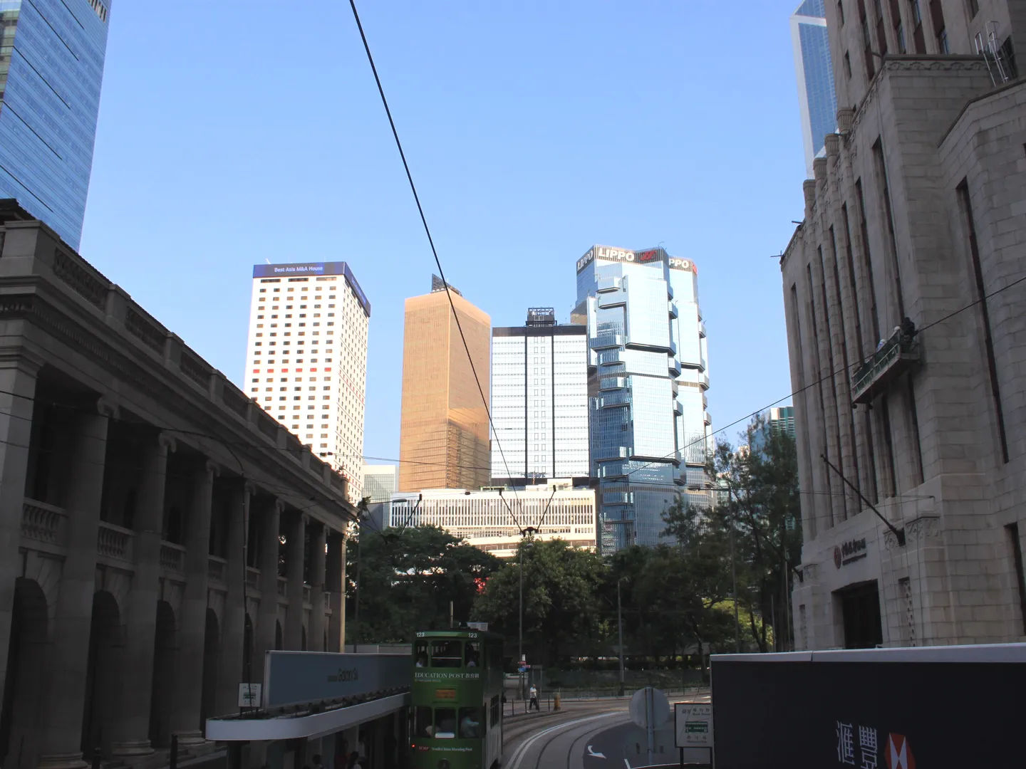 Kolonialna architektura Hongkongu z wysokimi budynkami w tle