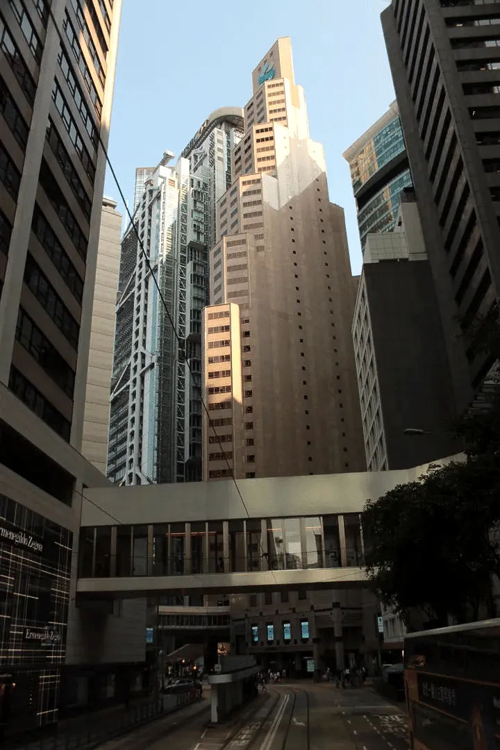 Wąska ulica między wieżowcami w Hongkongu