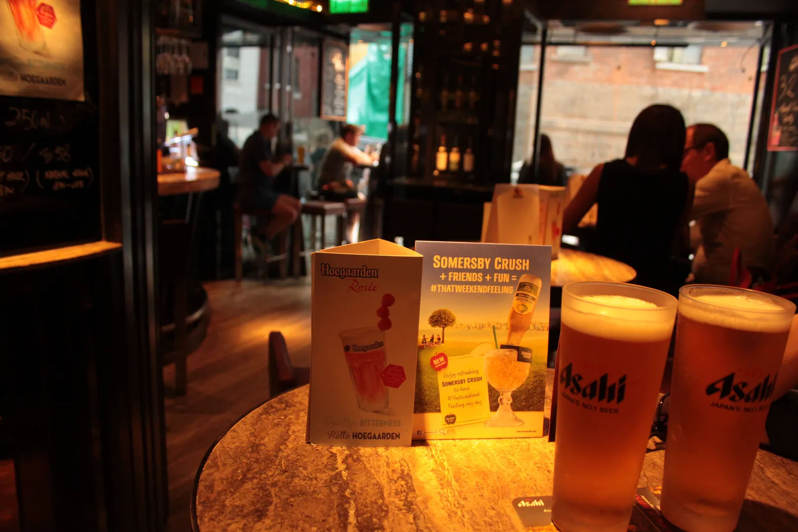 Szklanki z piwem Asahi w barze na wyspie Hongkong