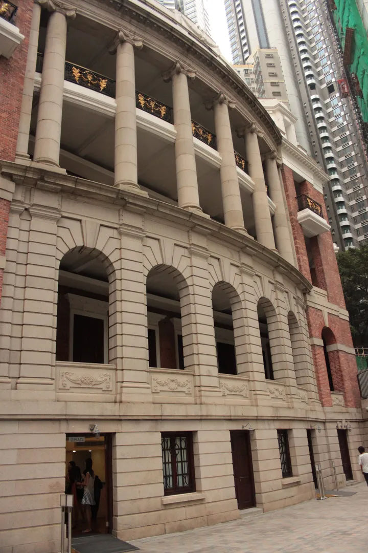 Zabytkowy budynek z kolumnami w centrum Hongkongu