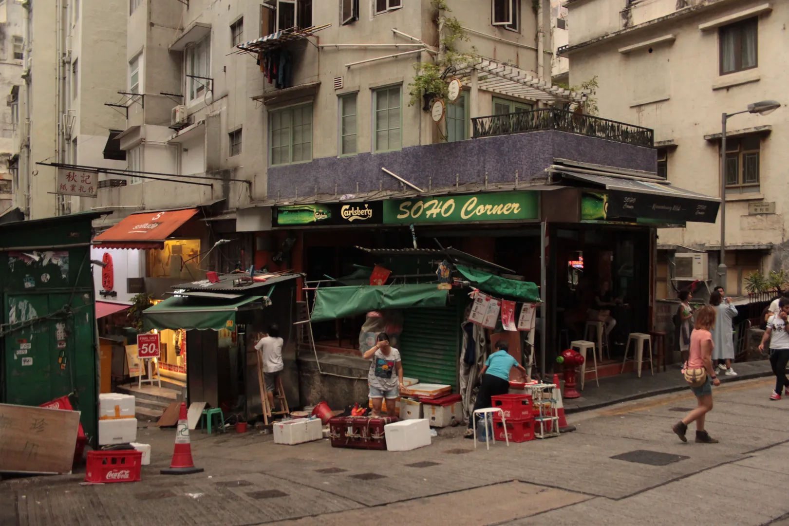 Małe restauracje z zewnętrznymi stolikami w dzielnicy SoHo na wyspie Hongkong