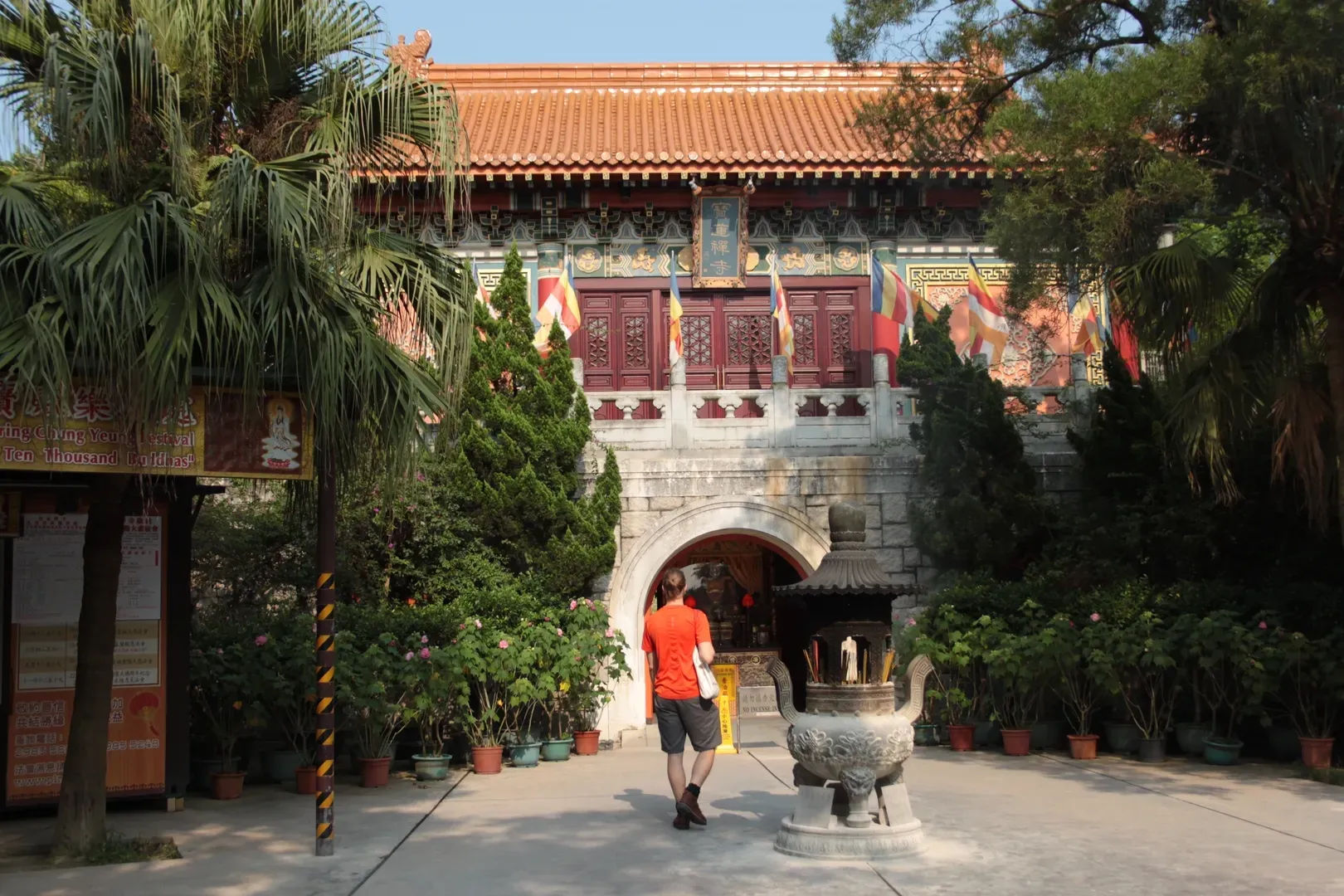 Wejście do świątyni na wyspie Lantau otoczone roślinnością