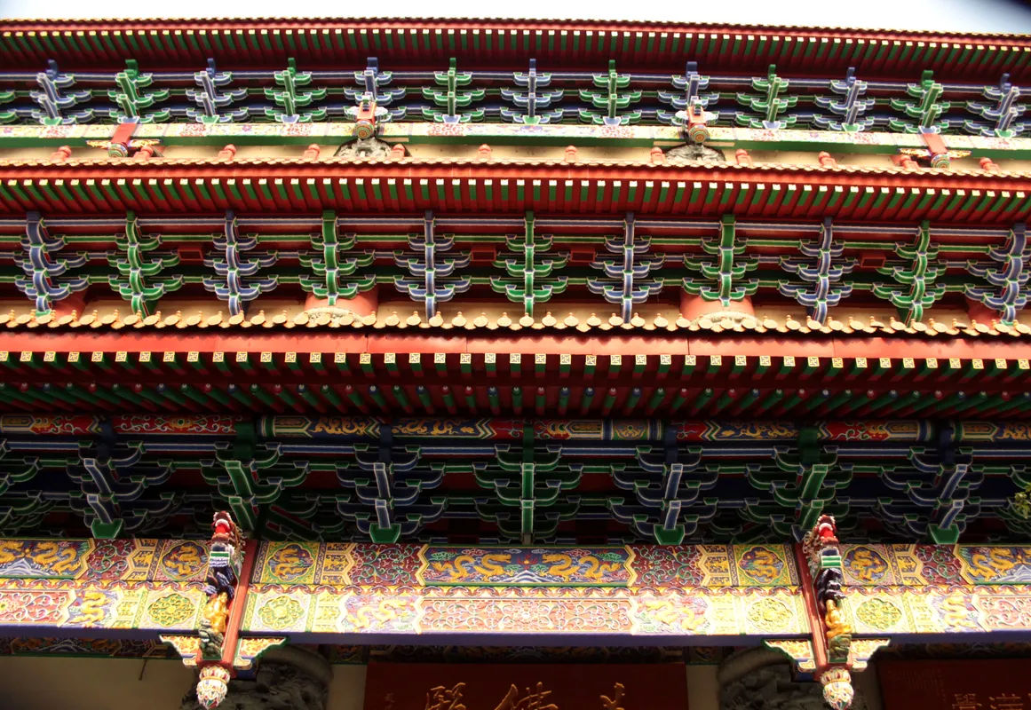Kolorowy dach z misternymi zdobieniami i detalami architektonicznymi w świątyni na Lantau