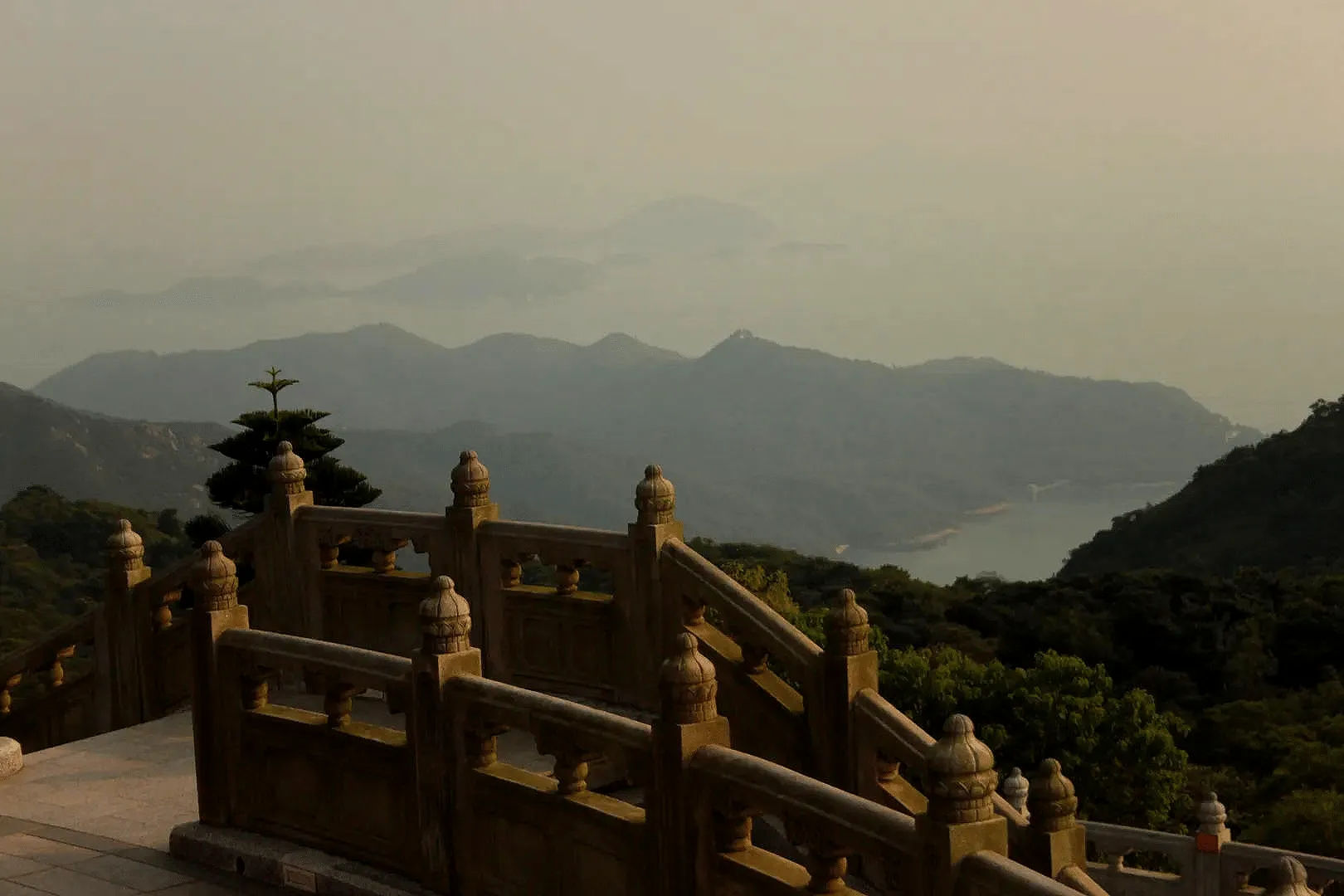 Panorama z tarasu obok Wielkiego Buddy z widokiem na góry na wyspie Lantau