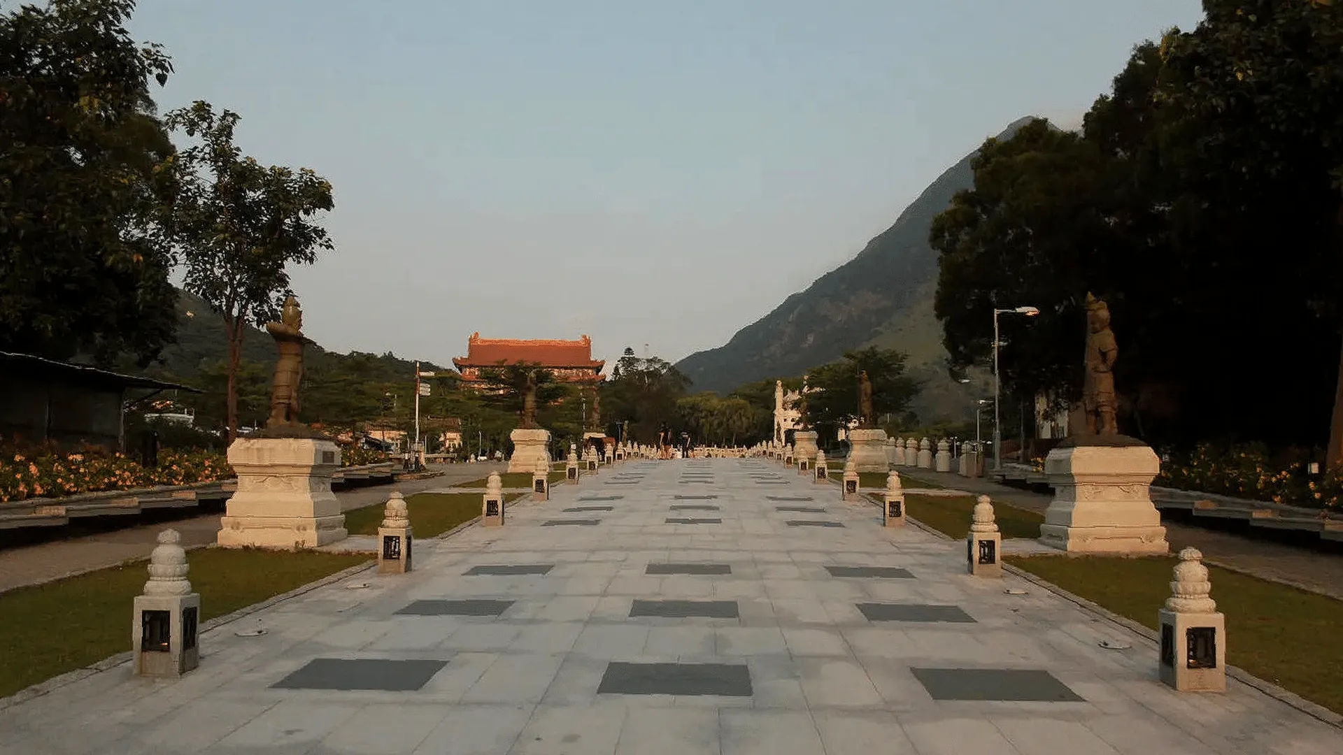 Zachód słońca na wyspie Lantau z widokiem na aleję prowadzącą do klasztoru