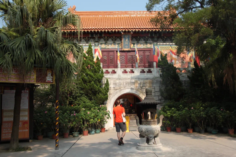 Wejście do świątyni na wyspie Lantau otoczone roślinnością