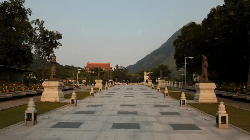 Zachód słońca na wyspie Lantau z widokiem na aleję prowadzącą do klasztoru