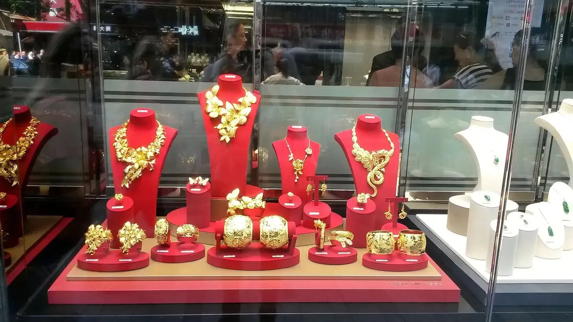 Złote biżuterie na wystawie w sklepie jubilerskim, Tsim Sha Tsui, Hongkong
