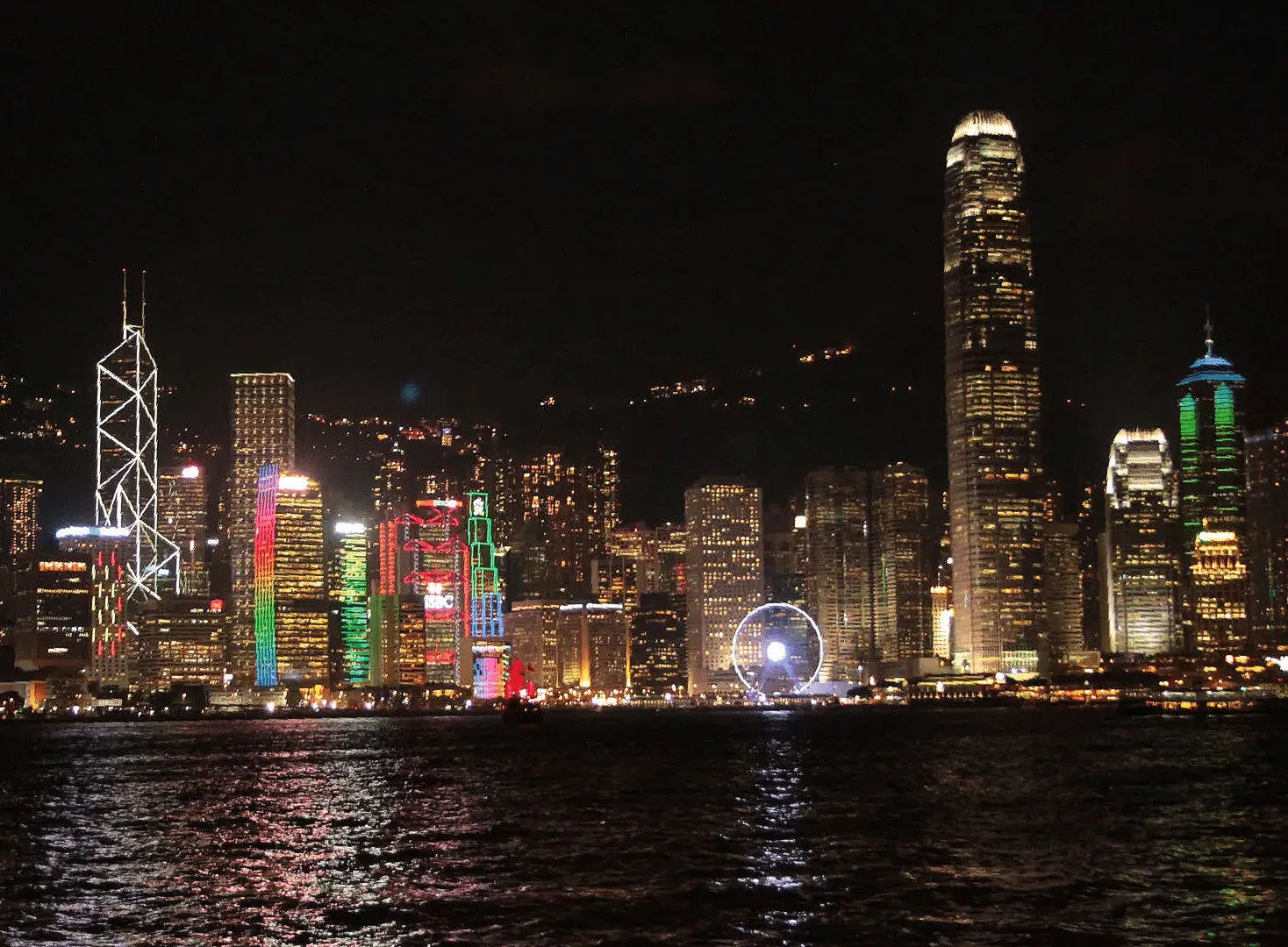 Panorama Hongkongu nocą z kolorowymi światełkami odbijającymi się w wodzie