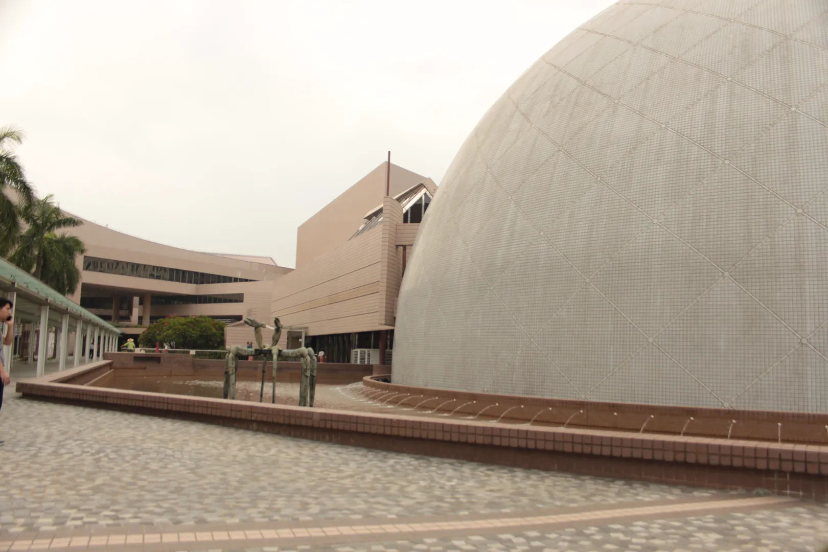 Wejście do Muzeum Kosmosu w Hongkongu z widoczną kopułą planetarium
